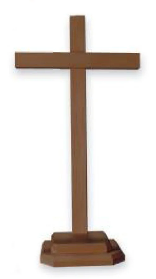 Cruz de madera con pedestal