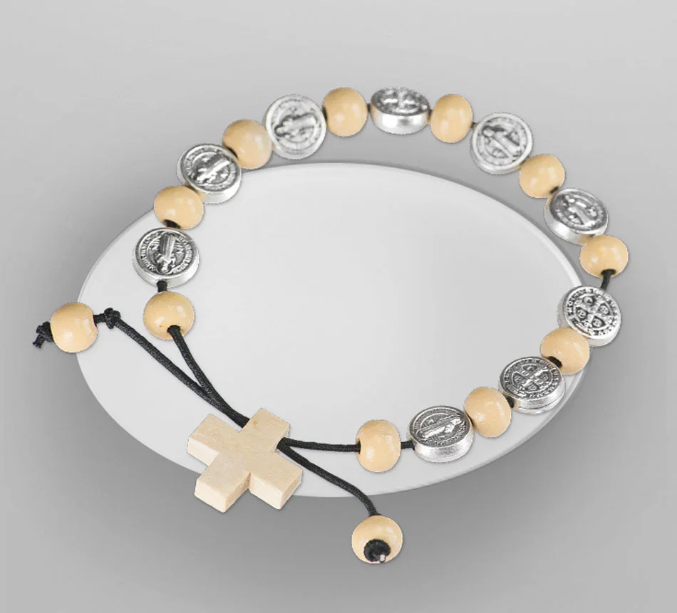 Bracelet Saint Benedict and cross Rope closure.