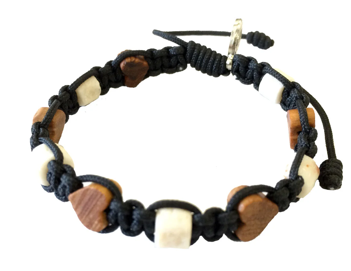 Heart bracelet. Wood and cord. Cord closure.